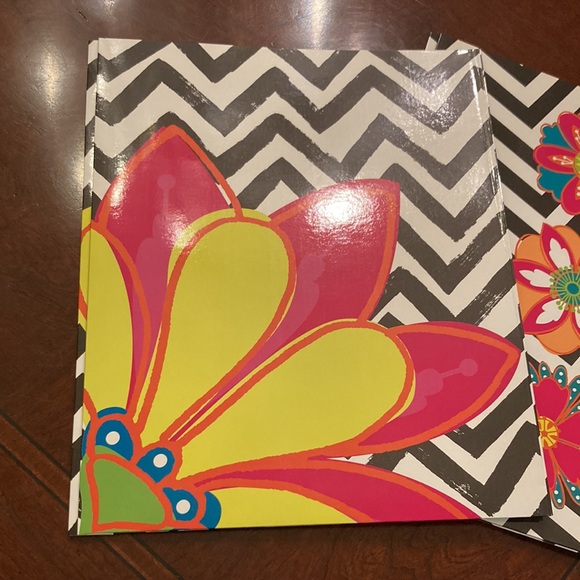 Set of three Unison two pocket floral printed folders. - Picture 2 of 9
